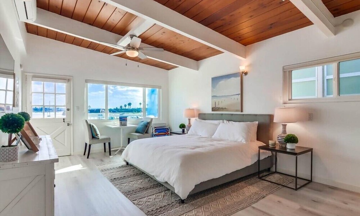 Central Mission Beach Apartment | WaterFront * Exclusive View Patio * Top Level * A/C