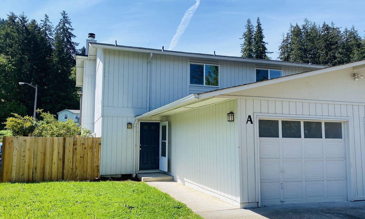 Thurston Apartment | WELCOME TO HUEY DUCK HOUSE-A! 3BR & 2BA SLEEP-8