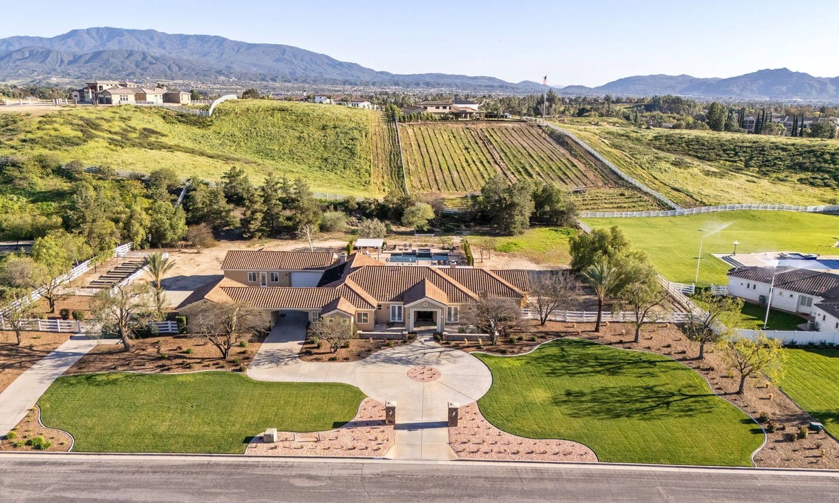 Temecula House | Welcome to Love at First Syrah! Single Story home w/pool/spa/7 bedrooms & more!