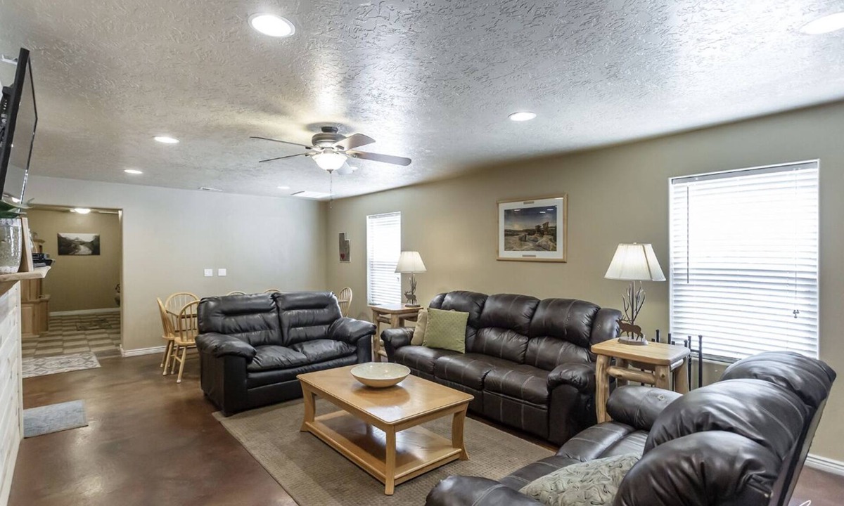 Glendale House | Welcome to Serenity Hills Zion , Sleeps 10 +