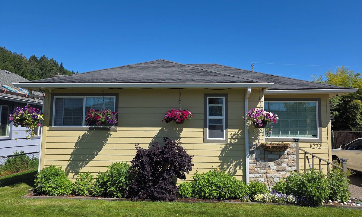 Reedsport House | Welcome to the Dahlia house, a charming coastal retreat