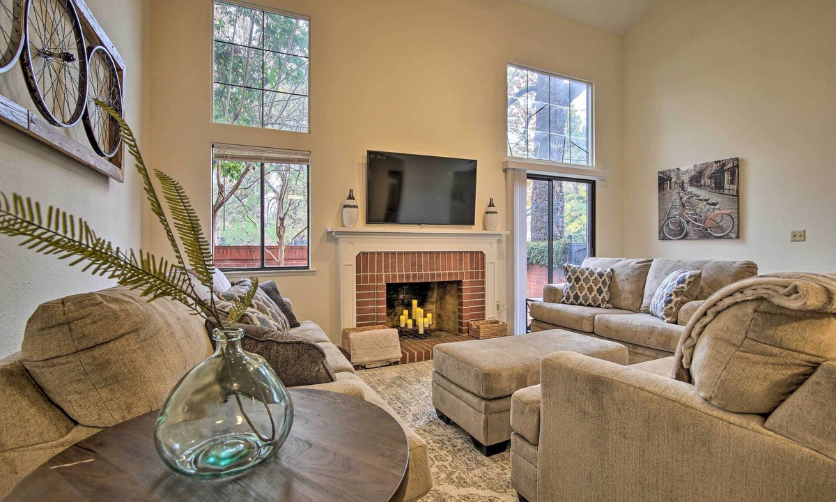Davis Apartment | Well-appointed Condo Across Street From UC Davis!