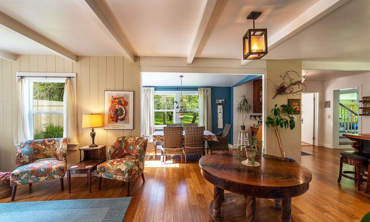 Pacific House | West End Retreat -Remodeled farmhouse, 1/2 mile to river