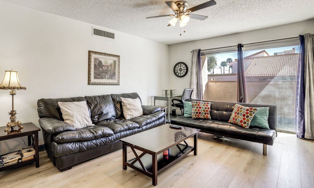Paradise Condo | WFH-Friendly Las Vegas Condo: 2 Mi to Strip!