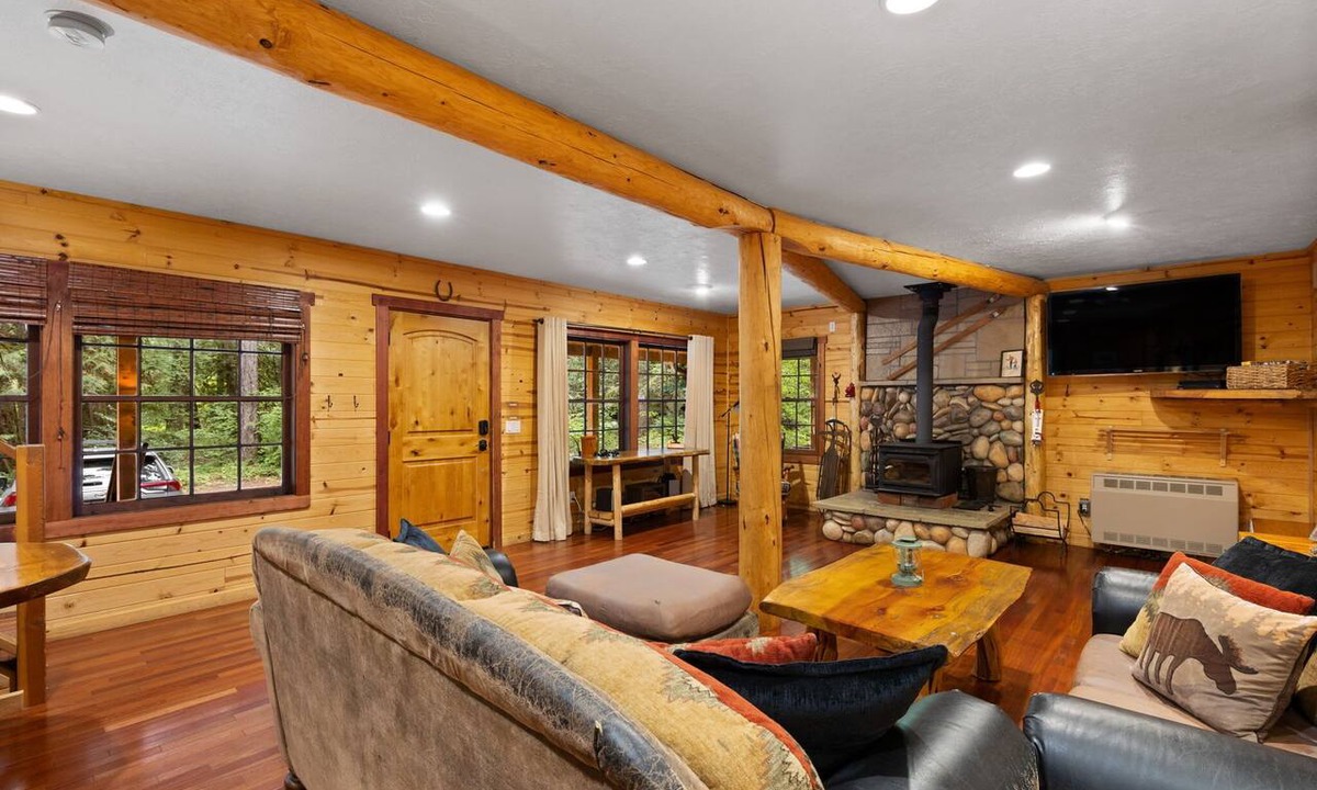 Zigzag House | Whispering Pines: Hot Tub Retreat w Sports Court