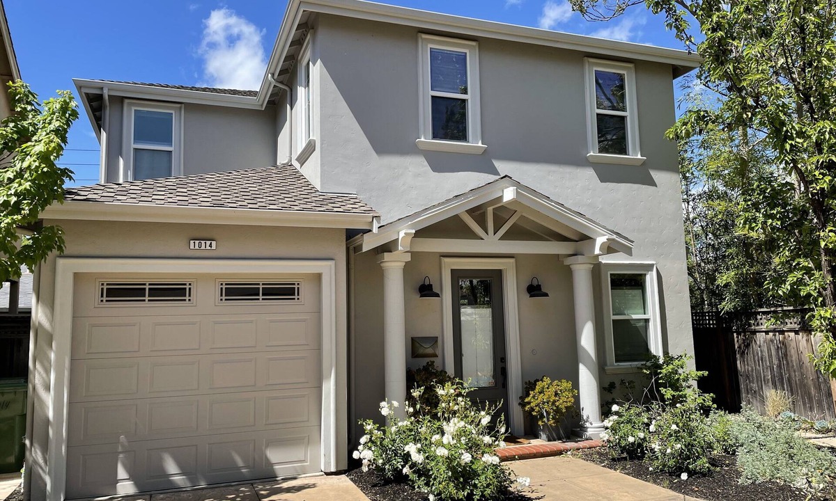 St. Helena House | Wine country retreat within walking distance of restaurants, wineries and more