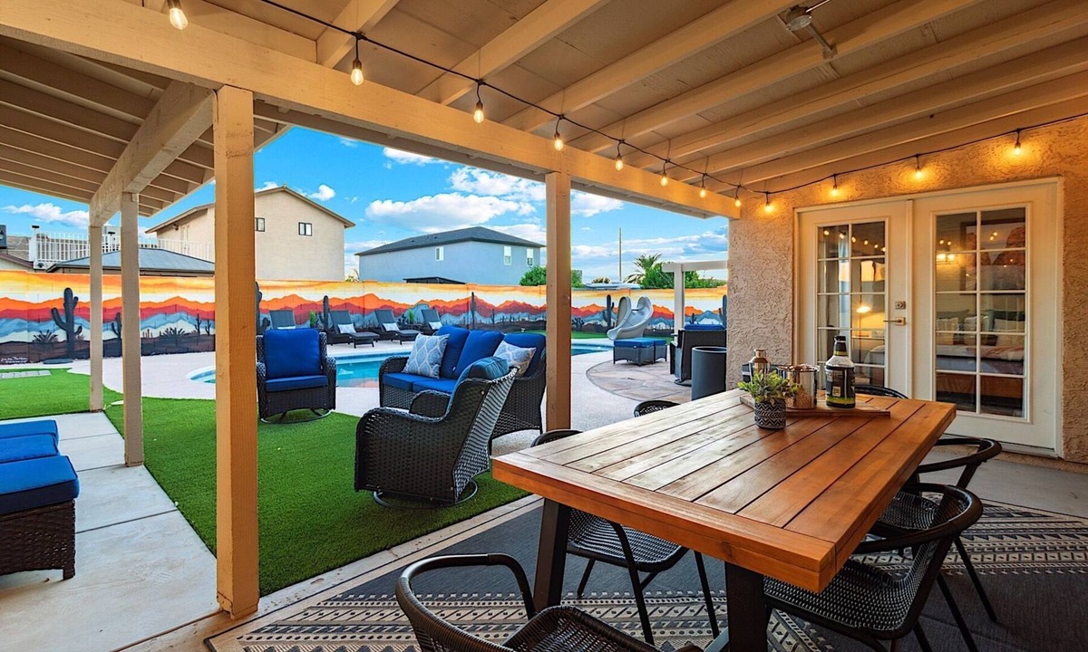 Westgreen Estates House | Winter Fun- Sleeps 16- Heated pool - optional