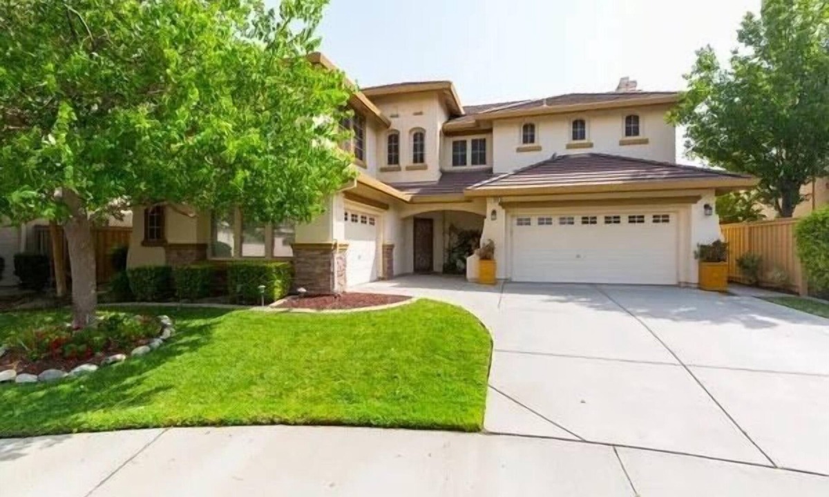Roseville House | Wonderful Large Home very close to attractions! Newly painted exterior
