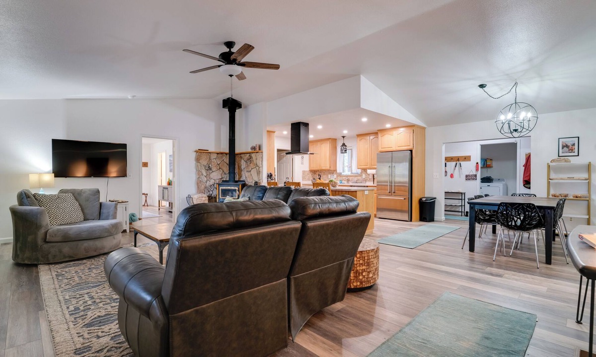 Peninsula Village Cabin | Wooded 2-Unit Combo, 1 Mi to Lake Almanor!