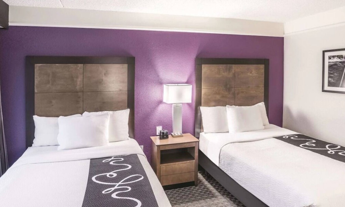 Woodlands Village House | You Found it! 2 Pet-Friendly Units, Free Breakfast, Free Parking