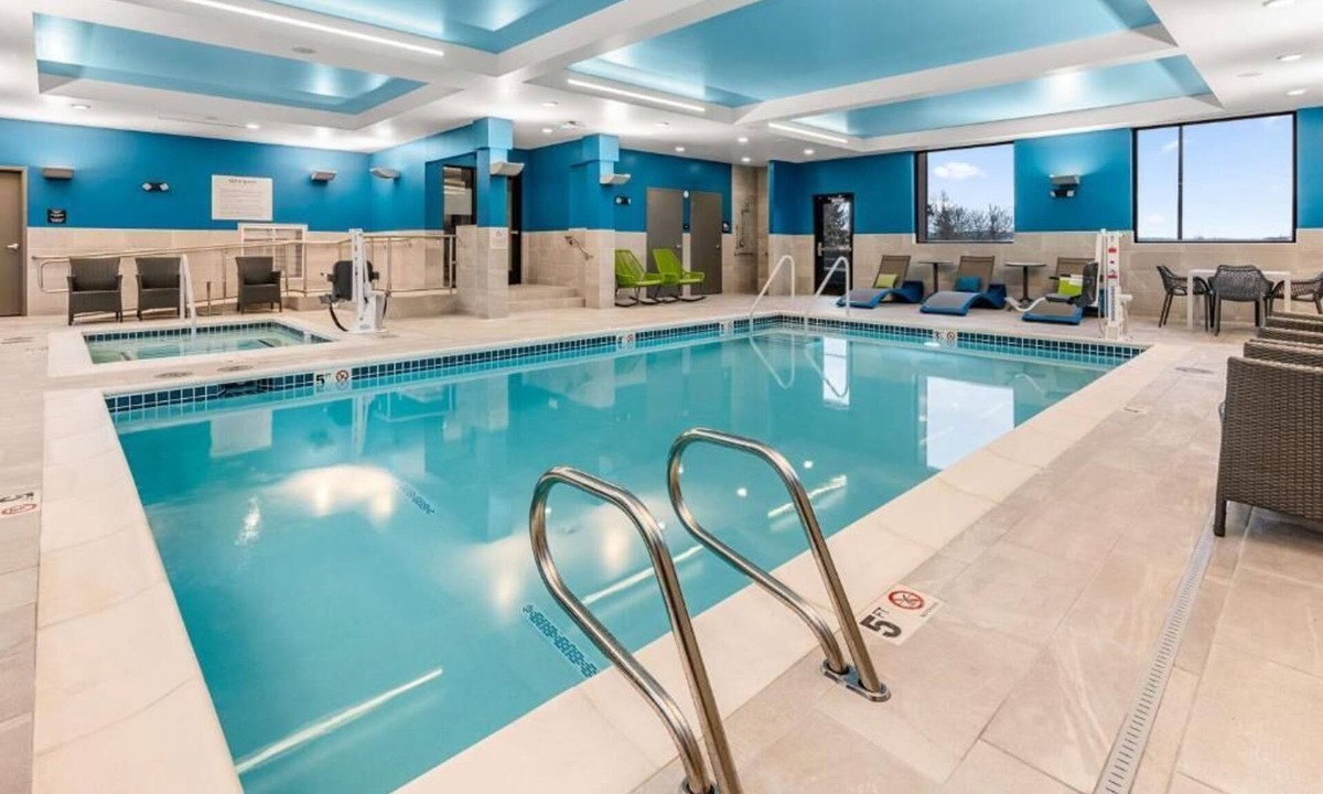 Tigard Hotel | Your Ideal Vacation Spot! 2 Units, Indoor Pool, Free Breakfast, Pets Allowed!