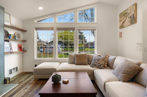 Harlow House | Zen Den - 10 Minutes to Autzen & Downtown home