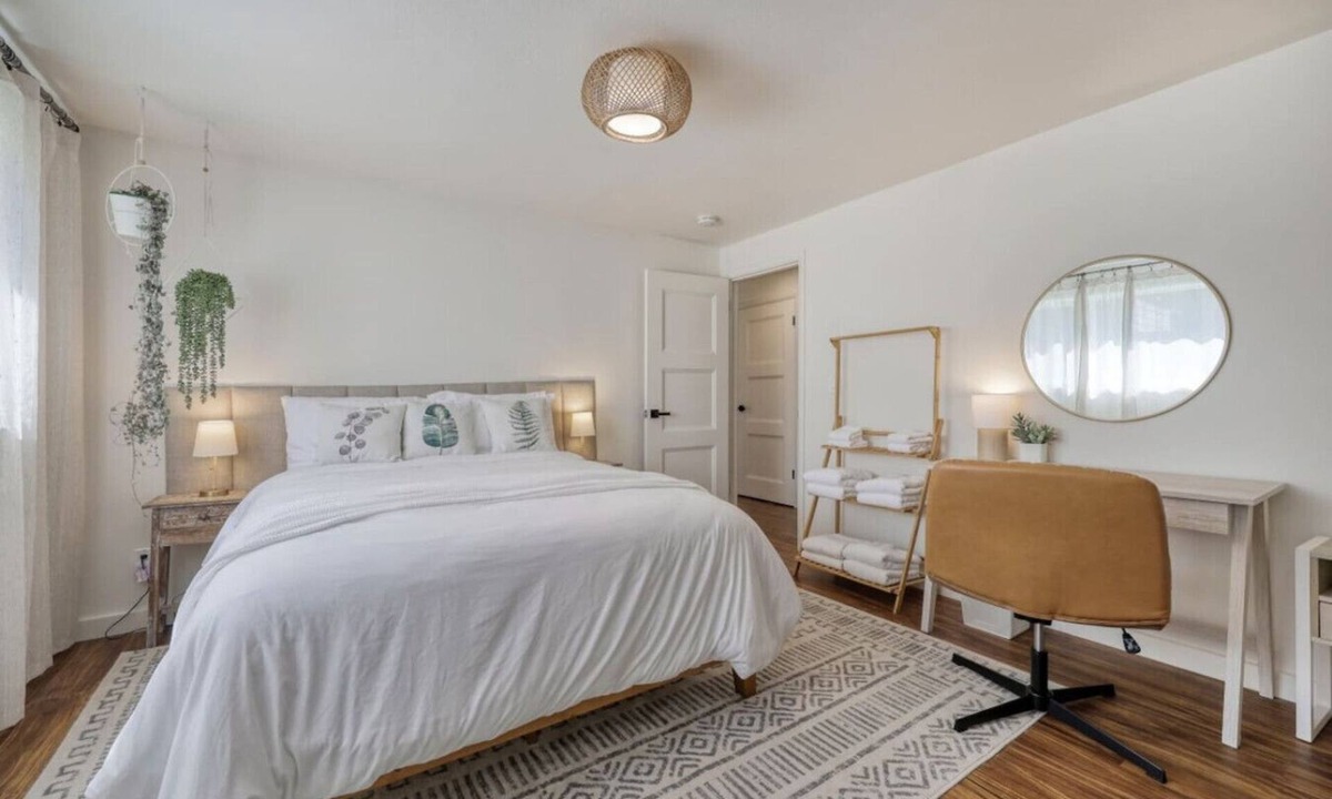 Amazon House | Zen Garden Retreat: 2 Queen + 2 Full near UO | Sunset Views