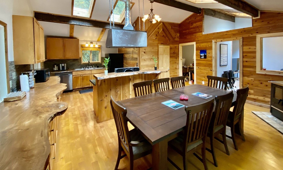 Zigzag Cabin | ZIGZAG Cabin! Nearby River and Mt Hood! Sleeps 12!