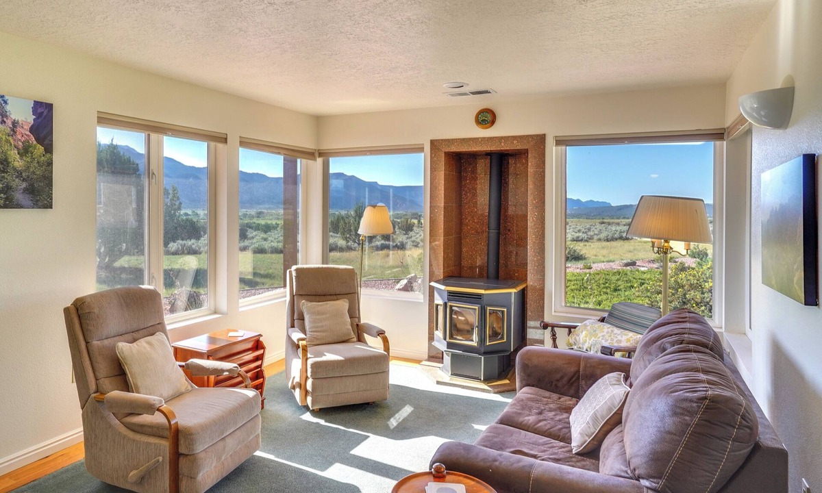 New Harmony Cottage | Zion Mountain Guest House w/Canyon Vistas!