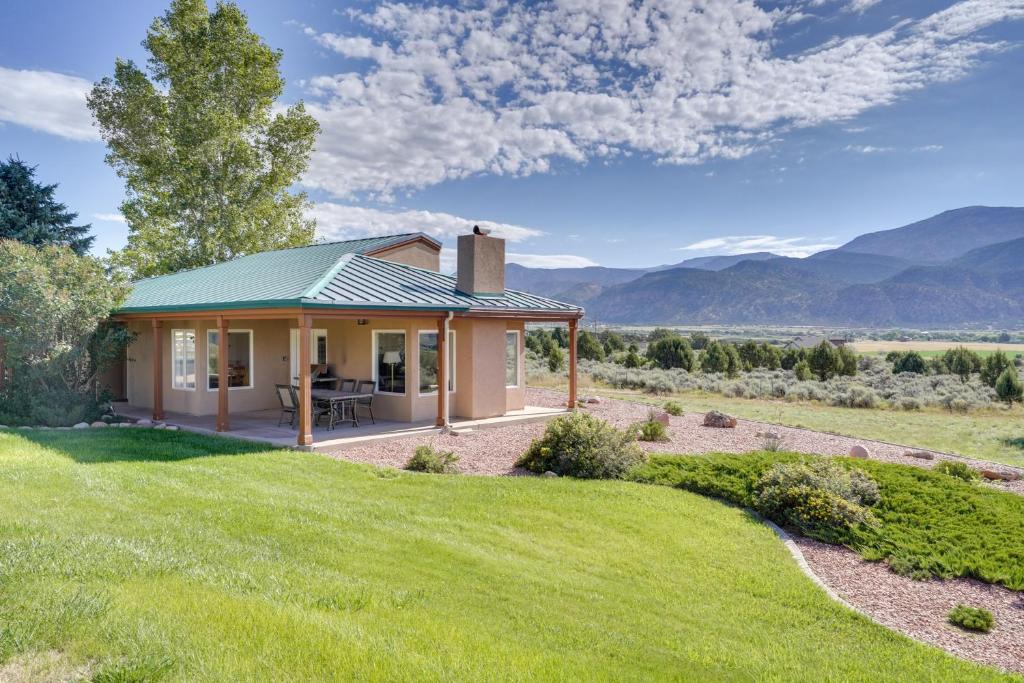 New Harmony House | Zion Mountain Guest House w/Canyon Vistas!