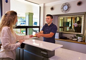 456 Embarcadero Inn & Suites