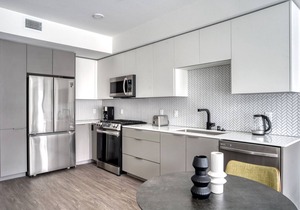 Bright Emeryville 1BR w/Pool, Gym & W/D, walk to Safeway, by Blueground