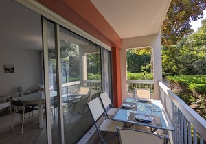 Central Arcachon - Charming 2-BR for 4 with Balconies & Parking in Arcachon