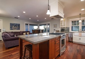 Comfortable and Luxurious Beach Home, Steps away from the Sand and Surf