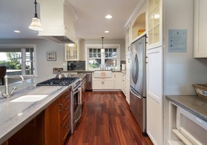 Comfortable and Luxurious Beach Home, Steps away from the Sand and Surf