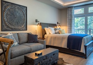Downtown Paso Robles Park-Side Suite with Balcony!