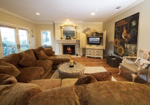 Fab Custom Home, Close to downtown! Pet Friendly.