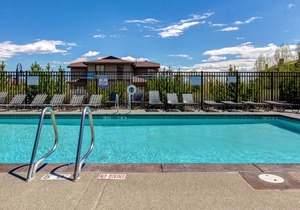 High-end mountain condo near town with hot tub, pool & fitness room
