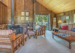 Large Pet Friendly Home- Chamberlands Pool and Beach- One Block from Trails