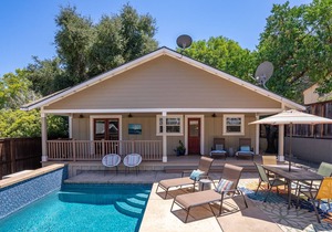 Luxury 2 blocks/Downtown Square with a POOL!2Bdrm/2Bath Modern Bungalow
