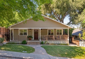 Luxury 2 blocks/Downtown Square with a POOL!2Bdrm/2Bath Modern Bungalow