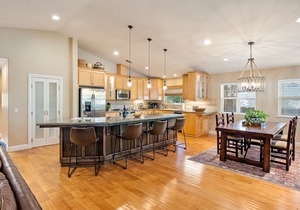 Luxury 2 blocks/Downtown Square with a POOL!2Bdrm/2Bath Modern Bungalow