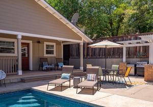 Luxury 2 blocks/Downtown Square with a POOL!2Bdrm/2Bath Modern Bungalow