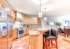 Mountain condo w/gas fireplace, shared pool, hot tub, sauna & easy ski access