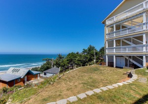 Oceanview Condo with Easy Beach Access & Full Kitchen - Dogs OK