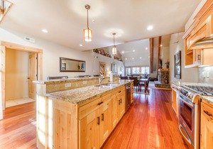Penthouse condo w/mountain views & shared pool/hot tub - close to ski access