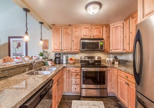 Remodeled Cabin, Near The Village & Trails, Complex Pool & Hot Tub