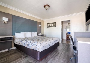Solaire Inn & Suites