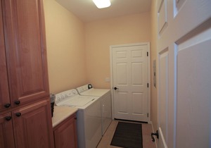 Spacious, Beautiful New Townhome Close to Dwntn!