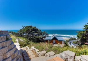 Welcoming Studio with Ocean View & Nearby Beach Access - Dogs OK