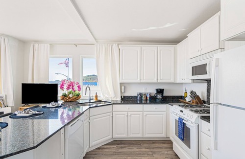 Cayucos House | 7 Bungalows | Steps to Pier + Beach | Ocean Views, Outdoor Bar, Firepit, Lounge