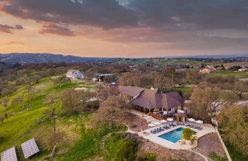 Templeton House | Cathedral by AvantStay Charming Secluded Estate w/ Sauna, Pool Table & Views of the Rolling Hills