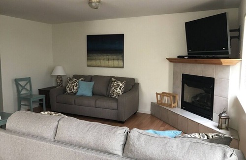Motel District Condo | Great Location/Easy Beach Access/Walking Distance to Downtown Pier Area