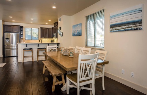 Downtown Condo | Monarch Villa - Luxury Condo, Ocean View, Rooftop Living with fire table/Bbq