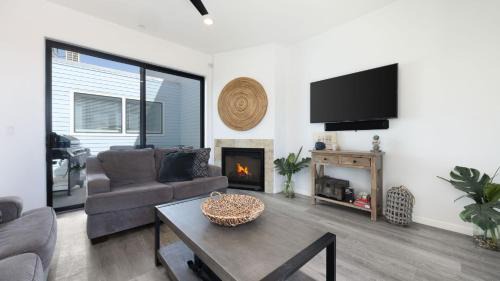 Oceano House | Oceanfront 2BR Rooftop Deck Beach Access Strand Way B