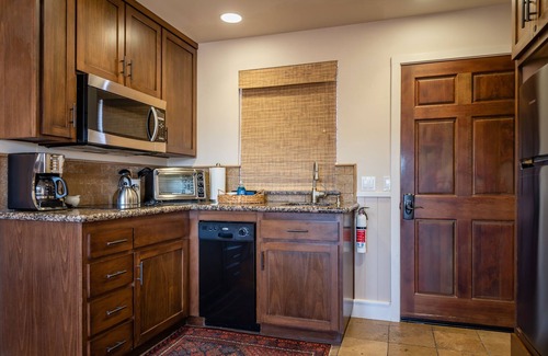 Paso Robles Apartment | Park Place-Charming Rooftop Hideaway in Heart of Downtown-Newly Refurbished!