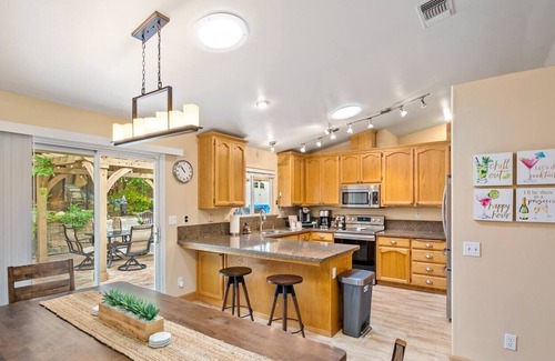 Paso Robles House | Peachy N Paso - downtown, fire place, BBQ