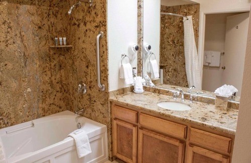 Avila Beach Hotel | Romantic Beach Escape! Outdoor Pool, Gym, Free Parking! Near Avila Beach Pier!