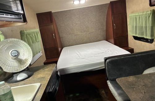 San Bruno Apartment | 平凡三人房