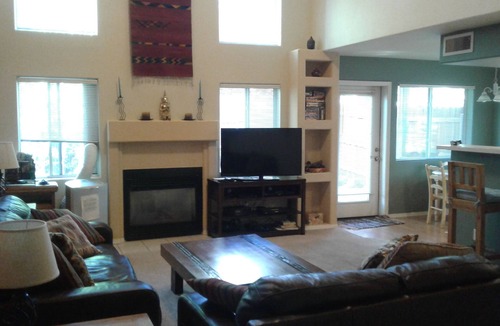 Woodlands Village House | 1,350 Sf Townhouse next to Campus and Downtown